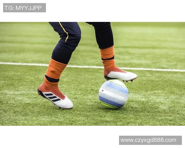 穿无鞋带足球鞋的球星们展现独特个性与非凡技术的完美结合