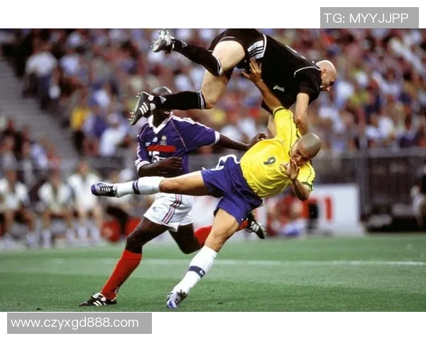 足球场上的温情瞬间:球星们背后的无声关怀与感动时刻